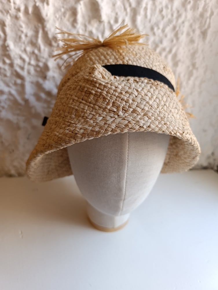 Image of Cappello cloche paglia con ciuffi
