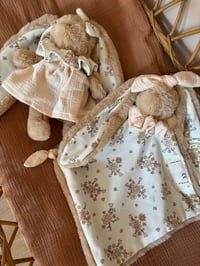 Image 2 of DOUDOU ENVELOPPANT FLEURI BOUQUET