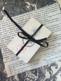 Image 2 of Joli jeu de 32 cartes du XIXème siècle, deux tampons fiscaux de 1890, filigrané, dos corail