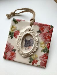 Image 1 of Mouse and roses ceramic decoration 