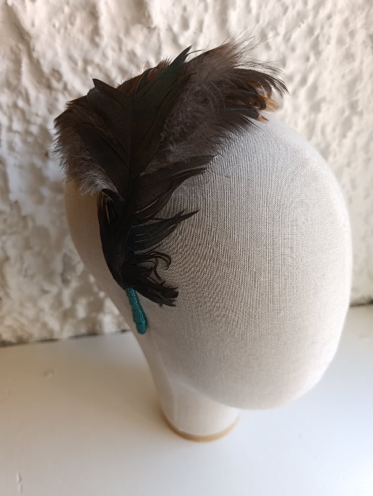 Image of Cerchietto piume di gallo verde/ruggine/moro