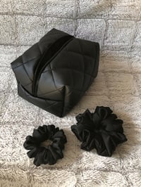 Image 12 of Kosmetyczka Eco skóra pikowana czarna w rozmiarze MIDI