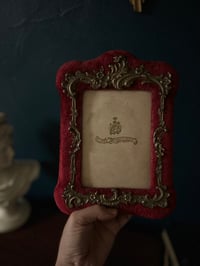 Image 1 of Cadre photo en velours rouge et laiton, d’époque Napoléon III, style rocaille, fin XIXème s.