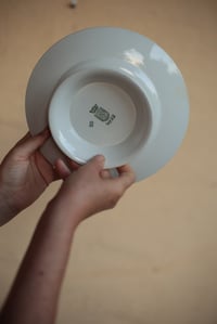 Image 3 of Fayenceteller mit klassizistischem Rand und Füsschen