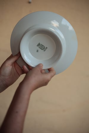 Image of Fayenceteller mit klassizistischem Rand und Füsschen