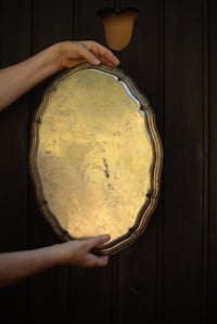 Image 3 of Grosses Serviertablett, wunderschön patiniert, oval, mit geschwungenem Rand