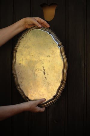 Image of Grosses Serviertablett, wunderschön patiniert, oval, mit geschwungenem Rand