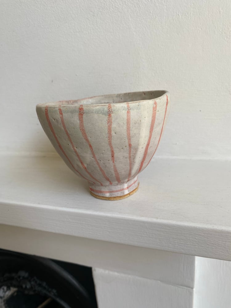Deep footed bowl linear Image 3