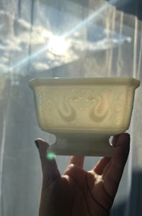 Image 3 of Boîte en opaline, décor de chimères et feuilles d’acanthes, 1950