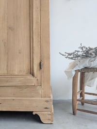 Image 2 of L'ARMOIRE EN BOIS BRUT 