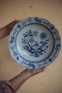 Image 1 of Grosser Servierteller, tief, Zwiebelmuster super Zustanf,, von Hutschenreuter