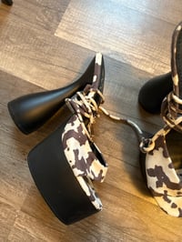 Image 2 of Design print with stylish heel