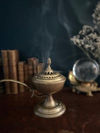 Image 5 of Encensoir à main, en laiton massif, milieu XXème siècle 