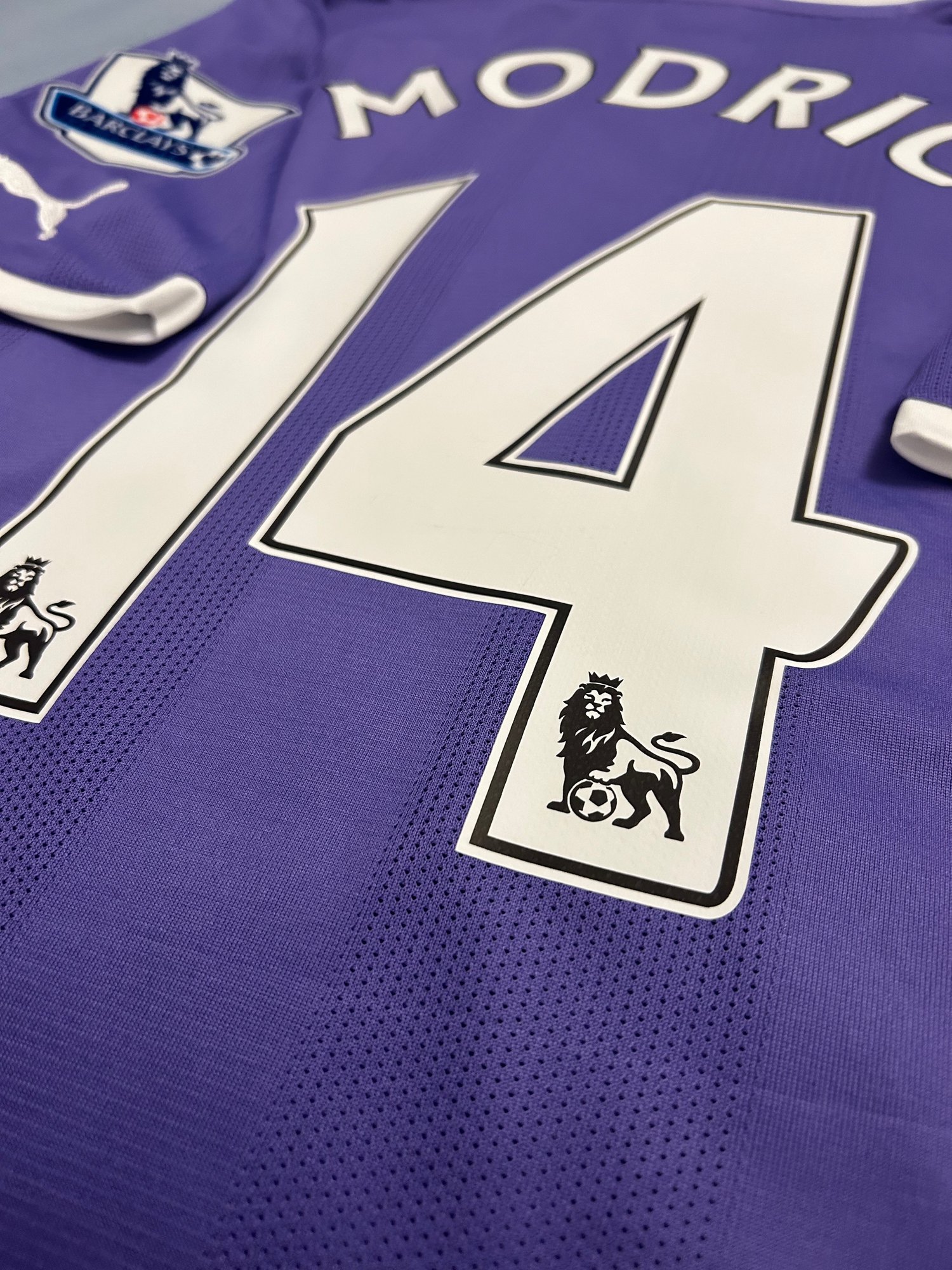 Image of Tottenham Hotspur “MODRIC 14” 2011/12 Away Shirt + PL patches (L)