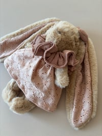 Image 2 of DOUDOU LAPIN ET SA TENUE TERRACOTA  BRODÉ 