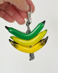 Image 2 of “Charms” plátano | accesorio / llavero