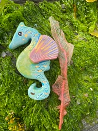 Image 3 of Beautiful pearly and gold seahorse 