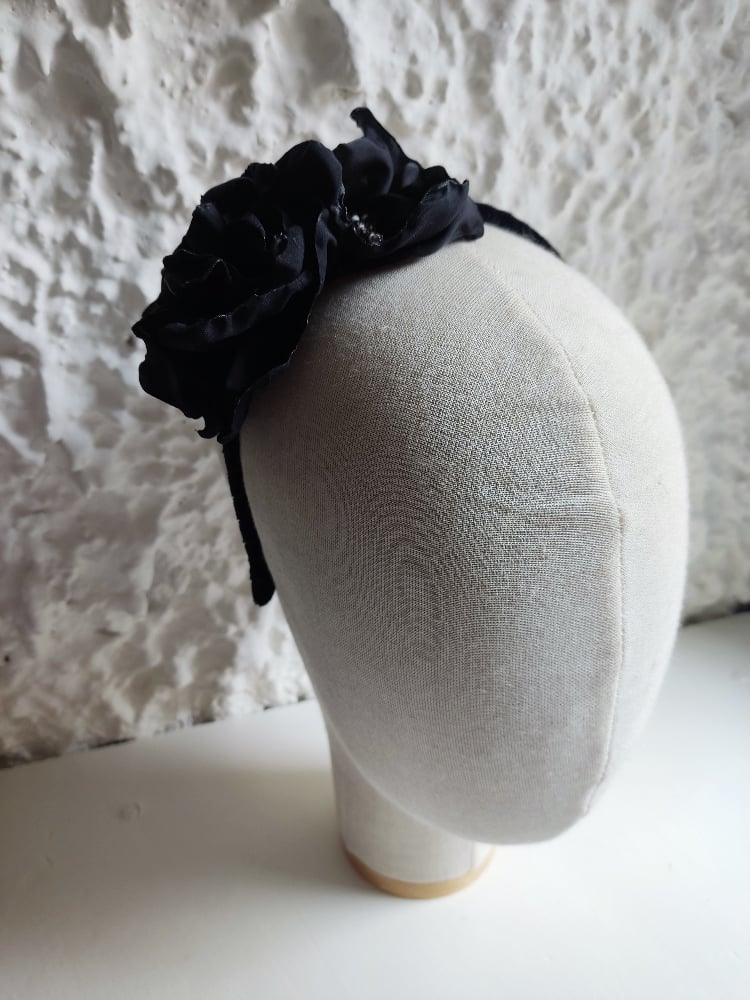 Image of Cerchietto floreale nero con perline 