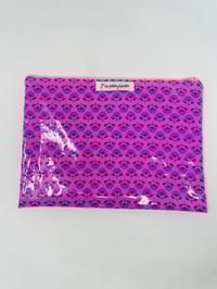 Image 1 of La Pochette à Maillots rose flashy et ses petites fleurs