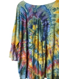 Image 4 of M 100% Cotton Forager Top in Bold Spiral Ice Dye