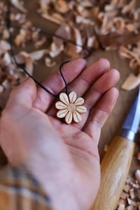 Image 3 of Daisy Flower-Pendant Necklace 