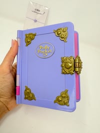 Image 9 of Ensemble bracelet et Polly Pocket Livre violet monde sous-marin.