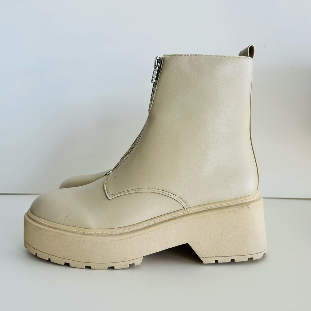 Image of CREAM BOOTS SIZE - 7 WOMANS