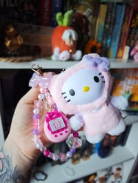 Image 1 of Llavero XXL con tamagotchi clicker y peluche Hello Kitty
