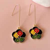 Image 2 of Flowers in a flower drops