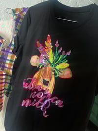 Image 3 of Camiseta bordada a man. OUTRA VACA NO MILLO. Letras rosas. Corte unisex.