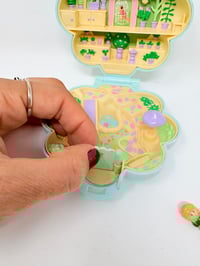 Image 9 of Ensemble bracelet et Polly Pocket La Fleuriste 