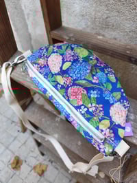 Image 2 of Riñonera HORTENSIAS azul