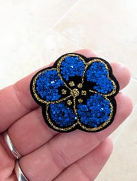 Image 3 of Broche fleurs à paillettes au choix