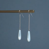 Image 2 of Boucles d’oreilles longues goutte nacre argent