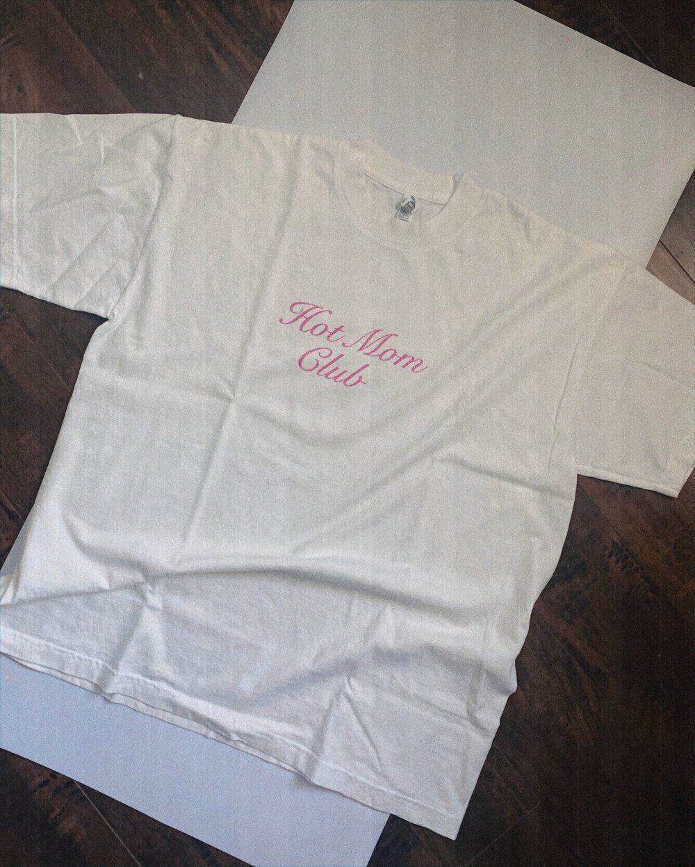 Image of HOT MOM CLUB CREAM TEE