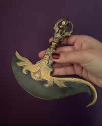 Image 2 of Magnifique Kartika, couteau rituel tibétain en forme de croissant de lune, bronze massif, 1950-70