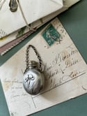 Superbe fiole à châtelaine d’époque Art Nouveau, plaqué argent.