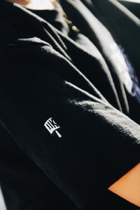 Image 3 of CAMISETA HAZ LAS COSAS CON AMOR BORDADA NEGRA