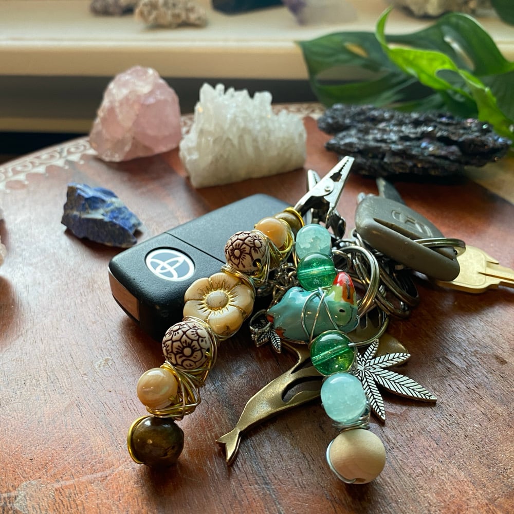 Image of rainforest macaw clip keychain 