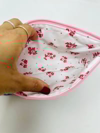 Image 5 of Trousse L'ÉCOLIÈRE triangle Liberty Ciara marine fermeture rose