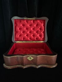 Image 6 of Magnifique boite à bijoux en cuir doré à la feuille d’or et soie capitonnée rouge .XIXème s.