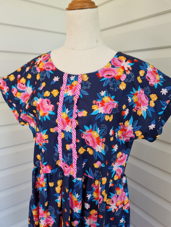 Image of HANNAH NAVY FLORAL. Size Small