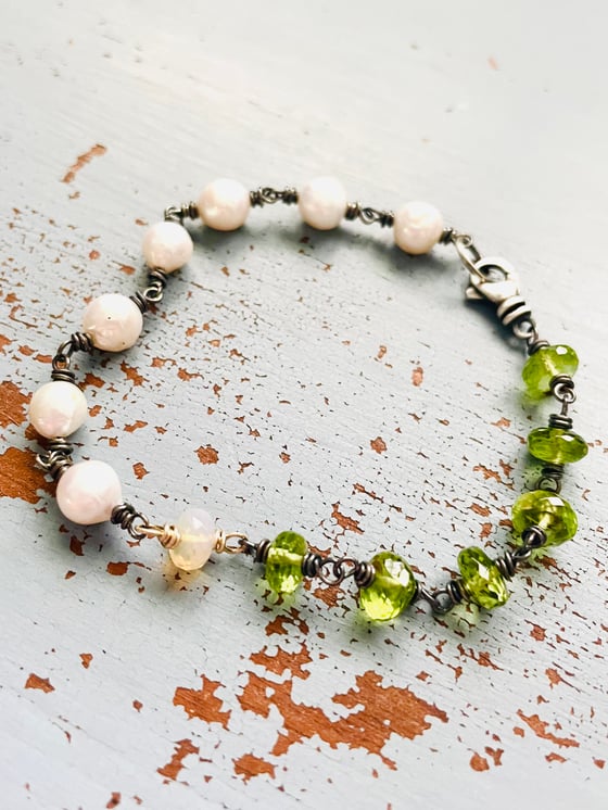 Image of peridot and baroque pearl bracelet