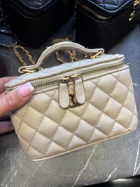 Image 9 of Handle vanity case 