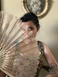 Image 1 of Grand éventail en dentelle et soie peinte, Fin 1800