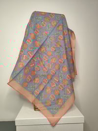 PAÑUELO 70 x 70 ALGODÓN GRANADAS CELESTE