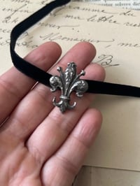 Image 2 of Superbe broche fleur de lys en argent massif poinçonné, mis en ras de cou, XIXème s.
