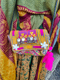 Image 4 of Nula bag - yellow detail