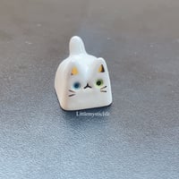 Image 1 of White heterochromia Kitty Ceramic Keycap 1