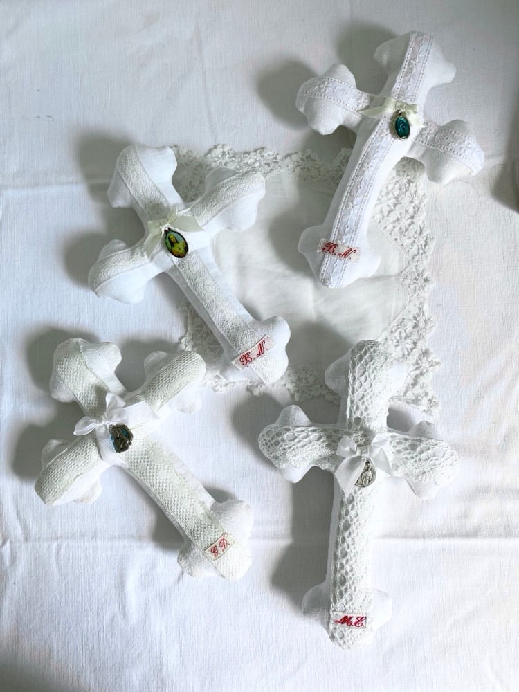 Image of croix en tissu ancien et dentelle